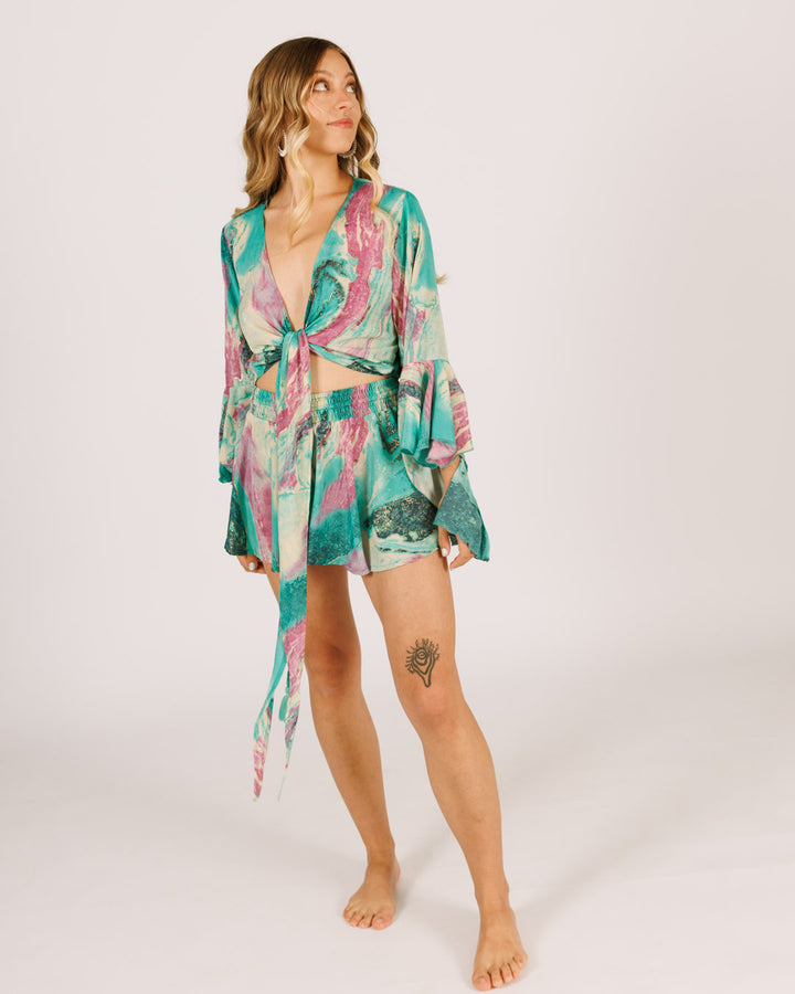 סט: חולצת בטן מעטפת + מכנס מטריה קצר, טורקיז סגול נמרח