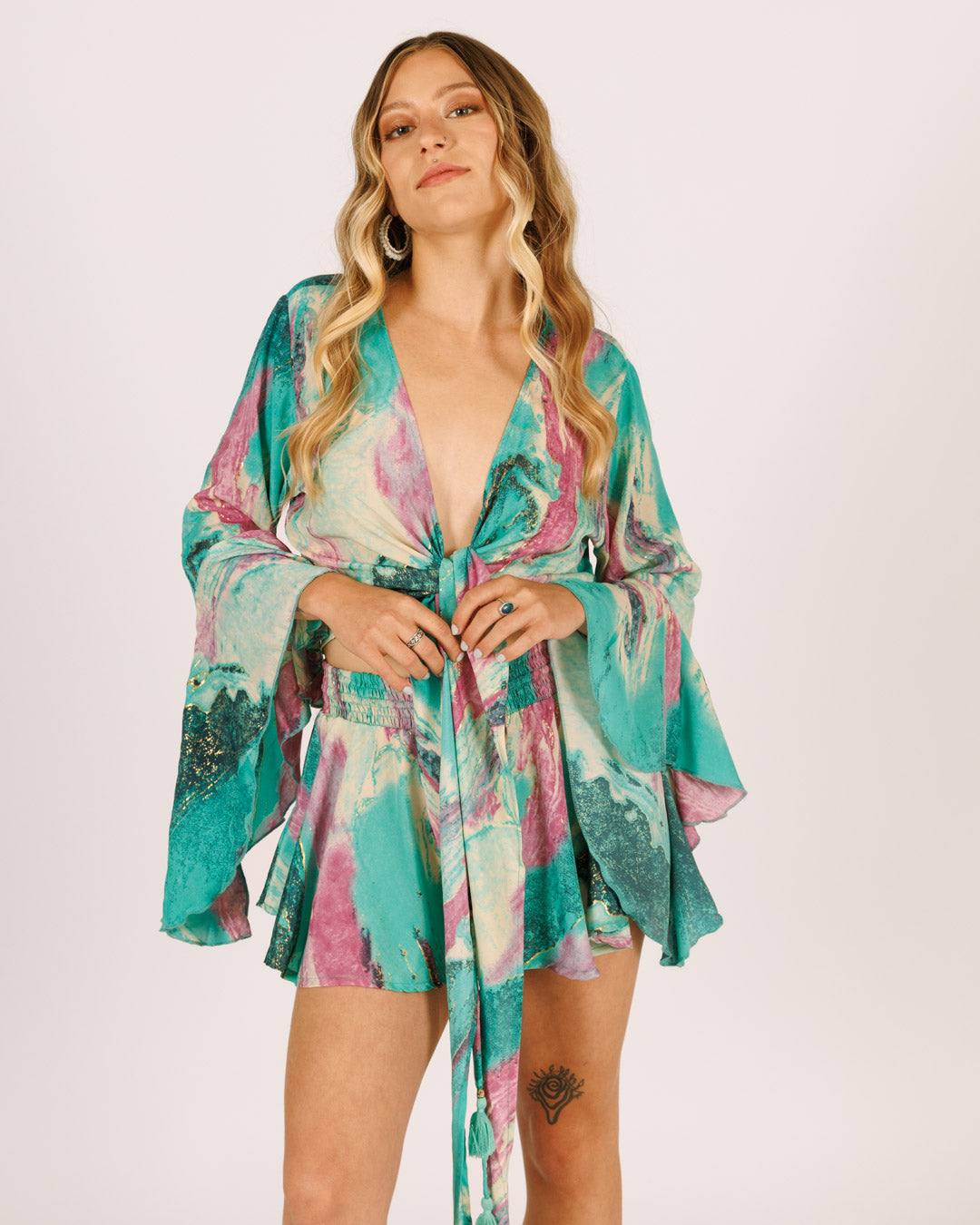 סט: חולצת בטן מעטפת + מכנס מטריה קצר, טורקיז סגול נמרח