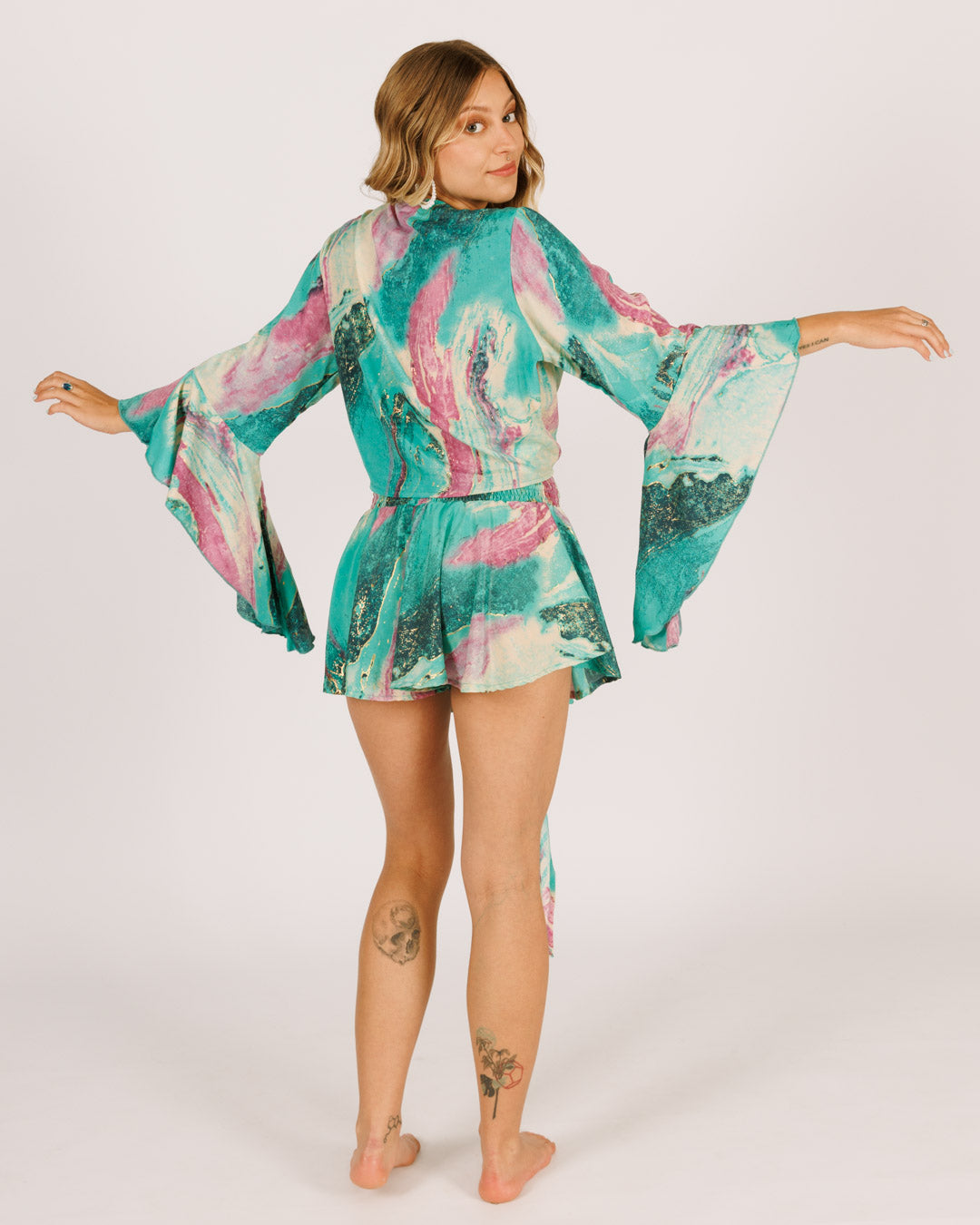 סט: חולצת בטן מעטפת + מכנס מטריה קצר, טורקיז סגול נמרח