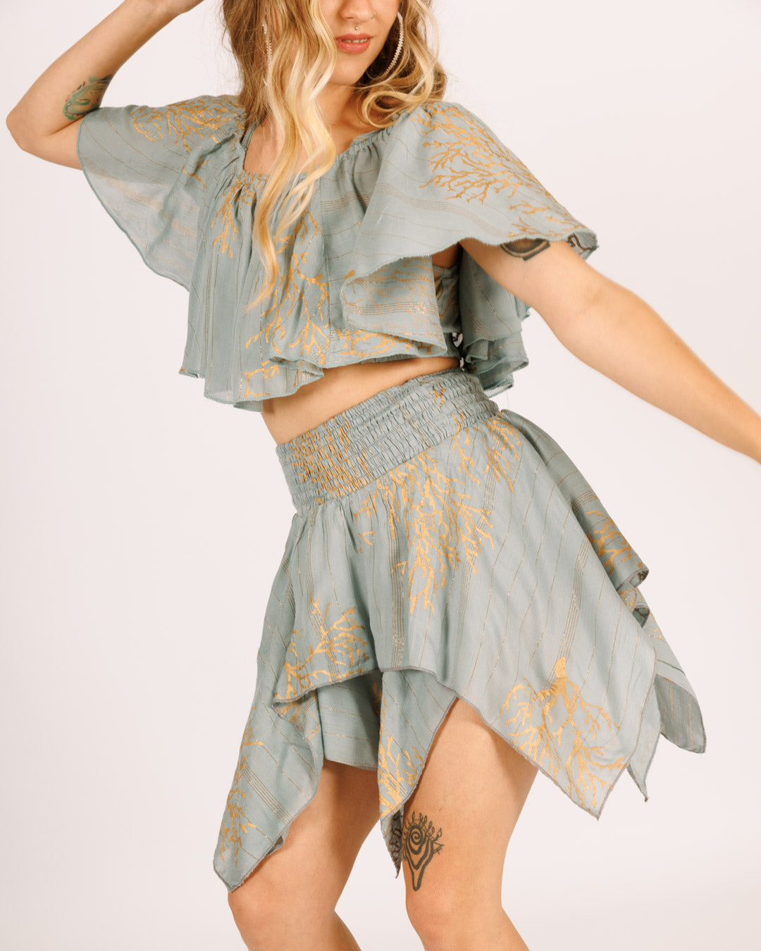 סט: טופ מלמלה + חצאית מיני 2 שכבות, תכלת בהדפס אלמוג זהב