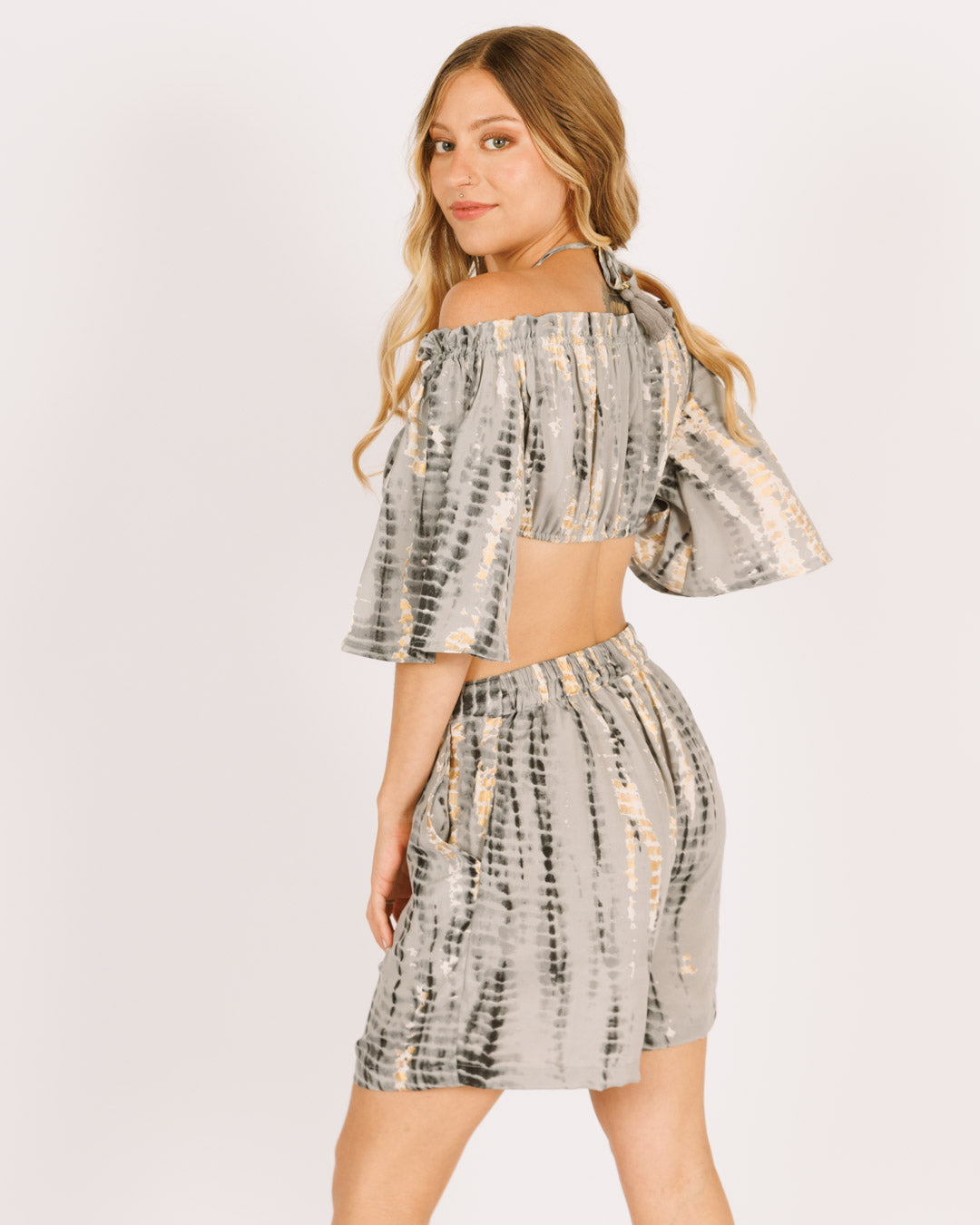 סט: טופ דו צדדי + מכנס קצר סגירת כפתור, משי אפור טאי דאי לבן וזהב