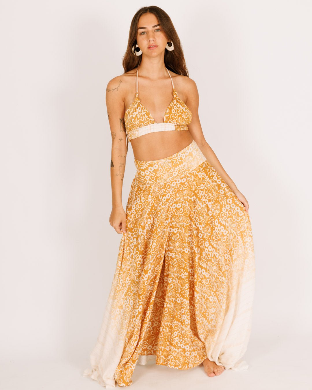 סט: טופ משולשים + מכנס מטריה, לבן פרחים צהובים