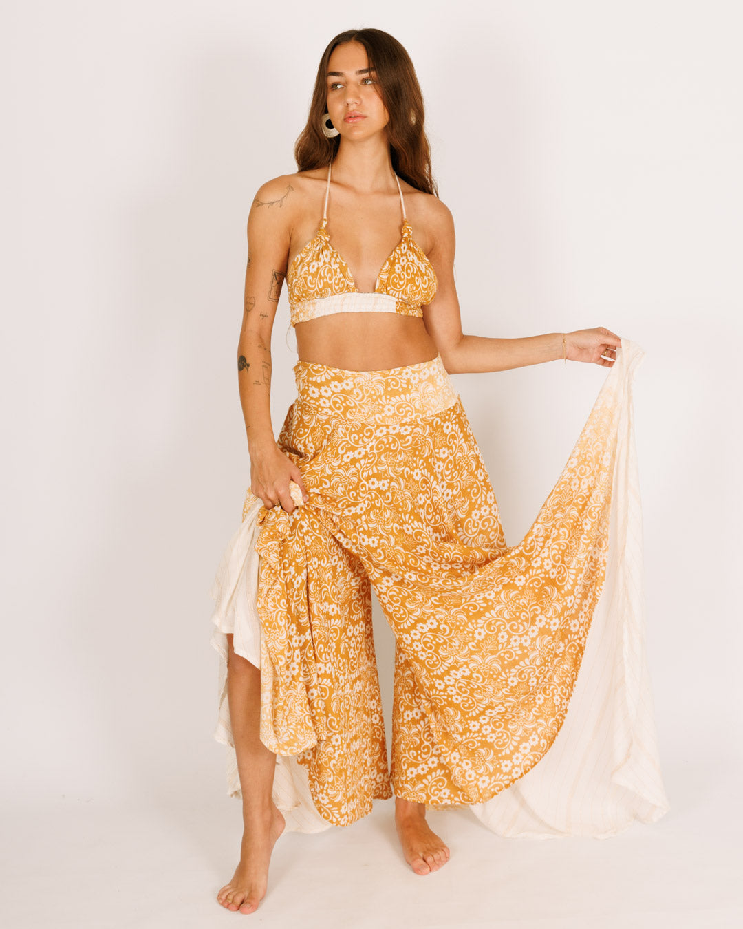 סט: טופ משולשים + מכנס מטריה, לבן פרחים צהובים