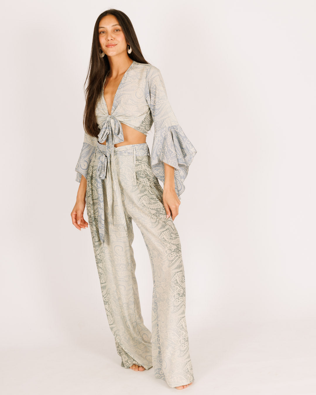 סט: חולצת בטן מעטפת + מכנס משי אלגנטי, פרחוני תכלת לבן