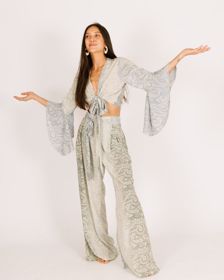 סט: חולצת בטן מעטפת + מכנס משי אלגנטי, פרחוני תכלת לבן