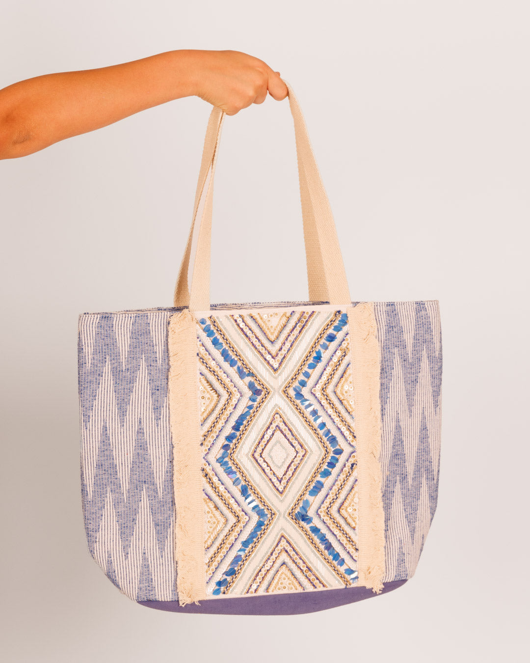 תיק בד כחול לבן בקישוט חרוזים