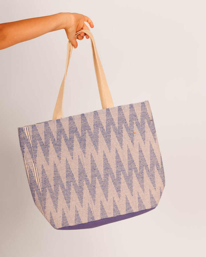 תיק בד כחול לבן בקישוט חרוזים