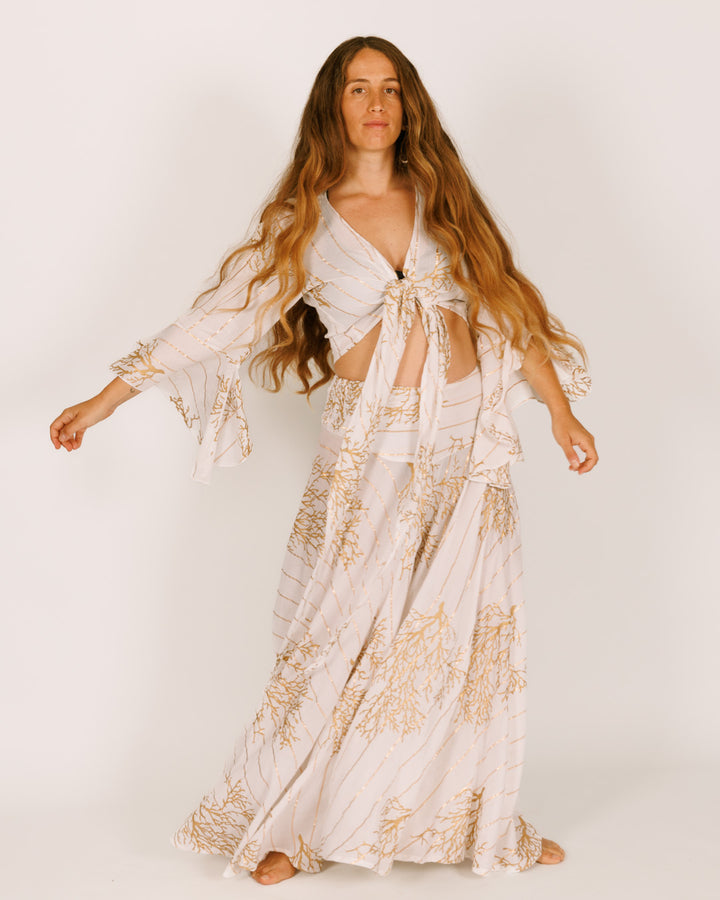 סט: חולצת בטן מעטפת + מכנס מטריה, לבן בהדפס אלמוג זהב