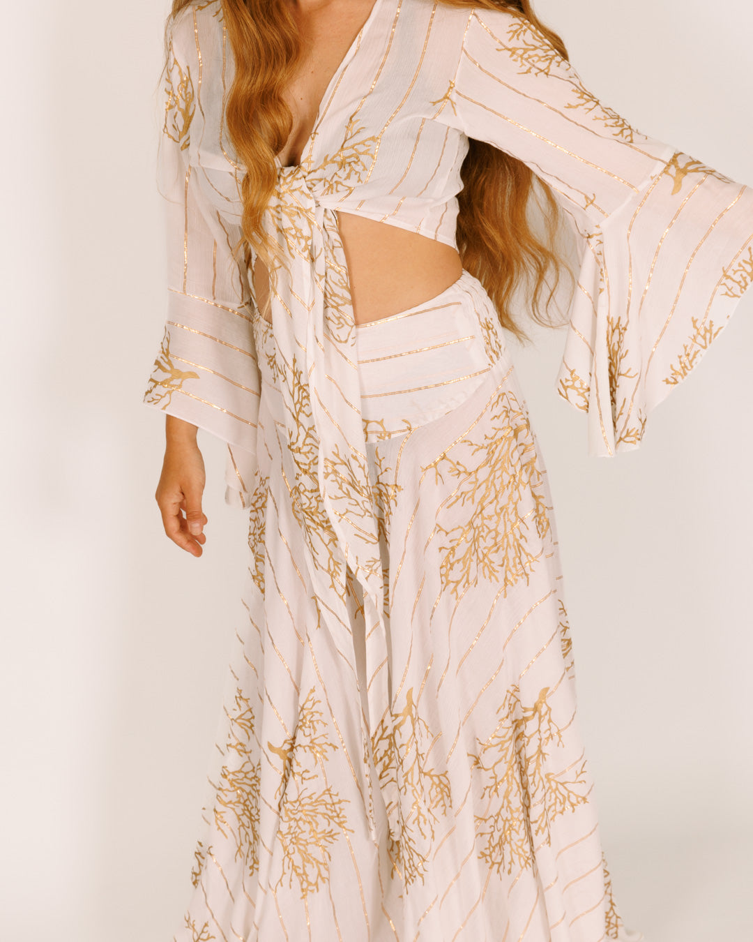 סט: חולצת בטן מעטפת + מכנס מטריה, לבן בהדפס אלמוג זהב