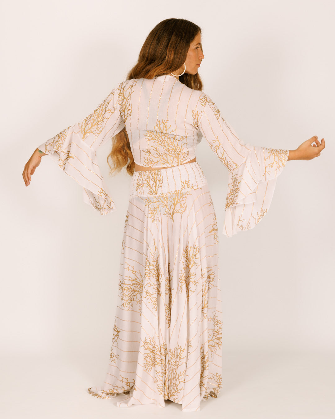 סט: חולצת בטן מעטפת + מכנס מטריה, לבן בהדפס אלמוג זהב