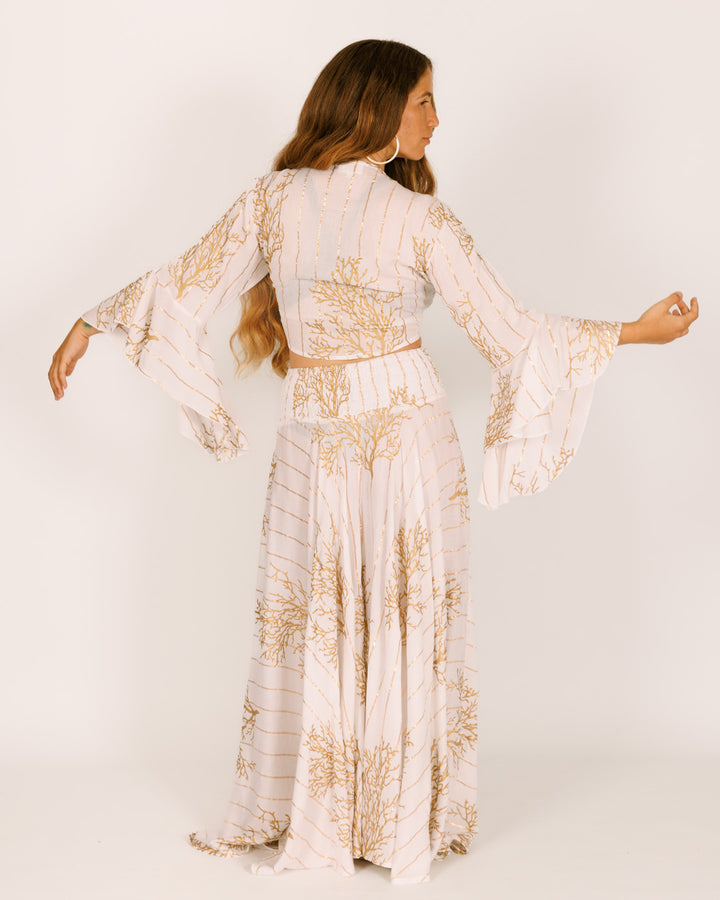 סט: חולצת בטן מעטפת + מכנס מטריה, לבן בהדפס אלמוג זהב