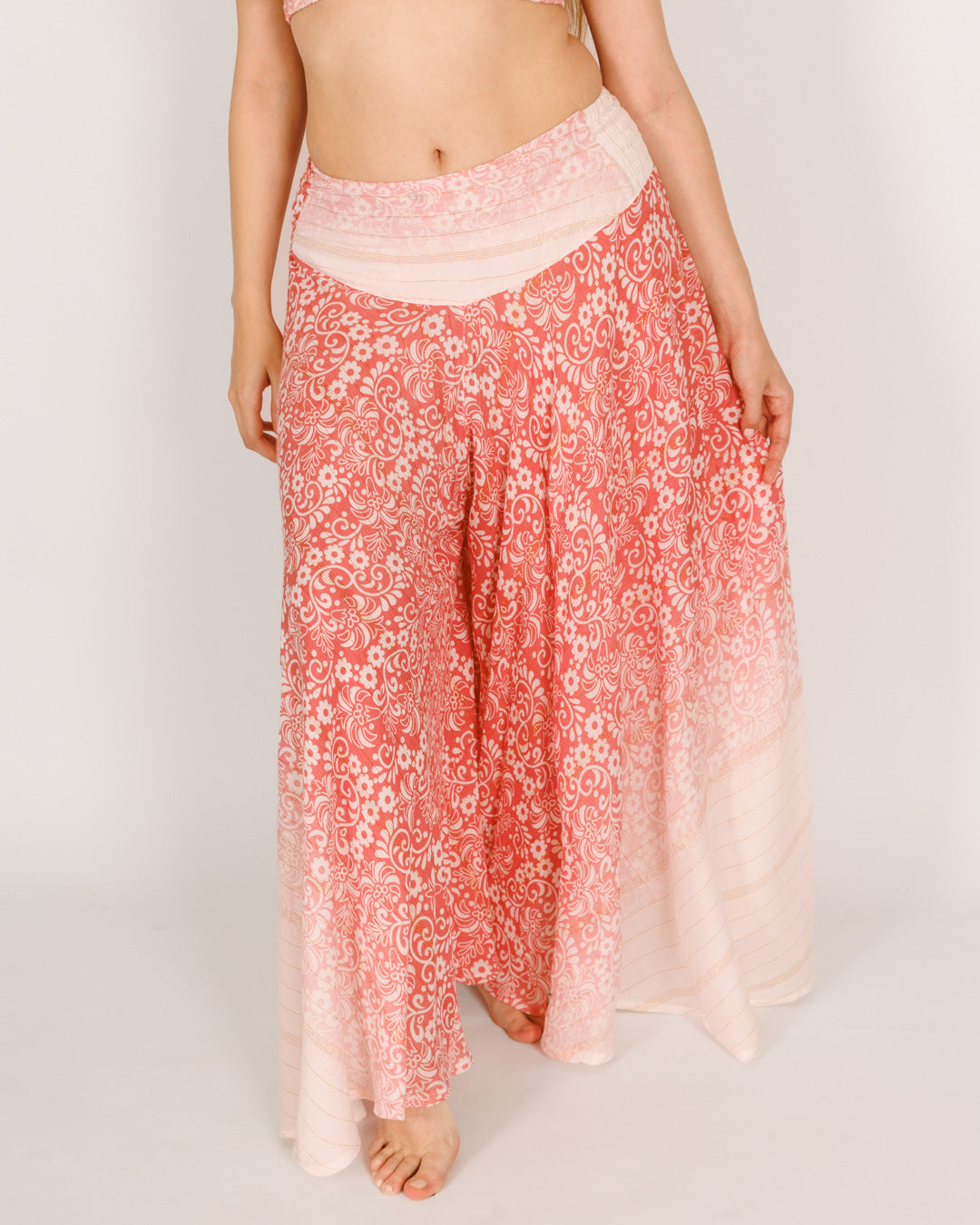 סט: טופ משולשים + מכנס מטריה, לבן פרחים ורודים