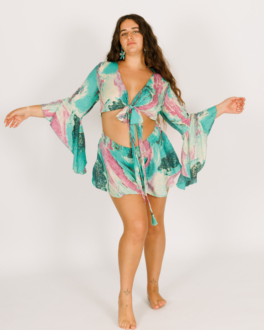 סט: חולצת בטן מעטפת + מכנס מטריה קצר, טורקיז סגול נמרח