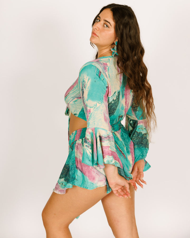 סט: חולצת בטן מעטפת + מכנס מטריה קצר, טורקיז סגול נמרח