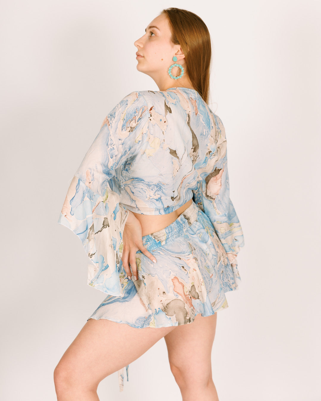 סט: חולצת בטן + מכנס מטריה קצר, כחול נמרח