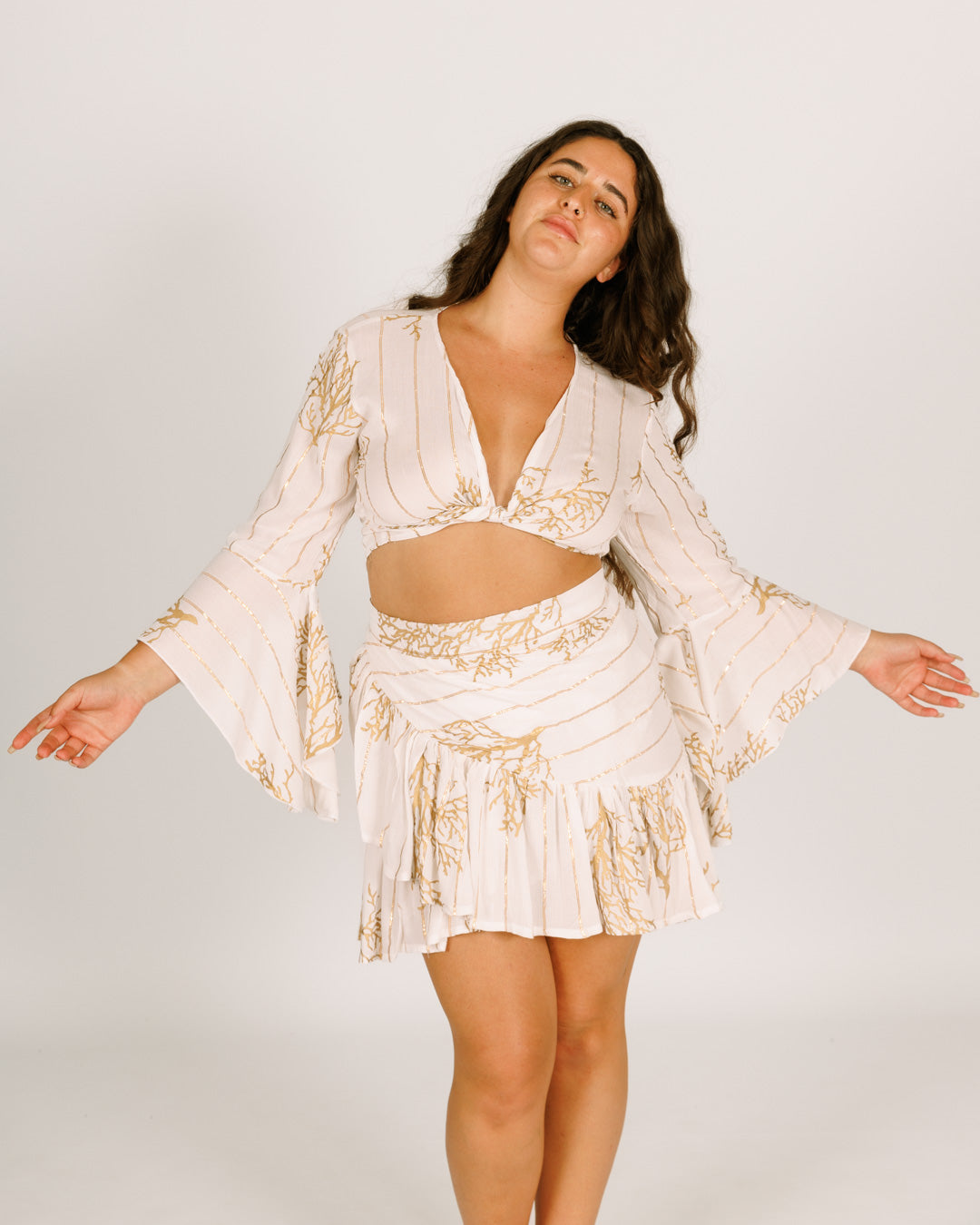 סט: חולצת בטן מעטפת + חצאית מיני מלמלה, לבנה בהדפס אלמוג זהב