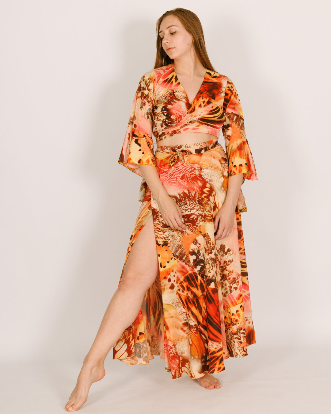 סט: חולצת בטן מעטפת + חצאית קשירה מקסי, משי פרפרים כתום