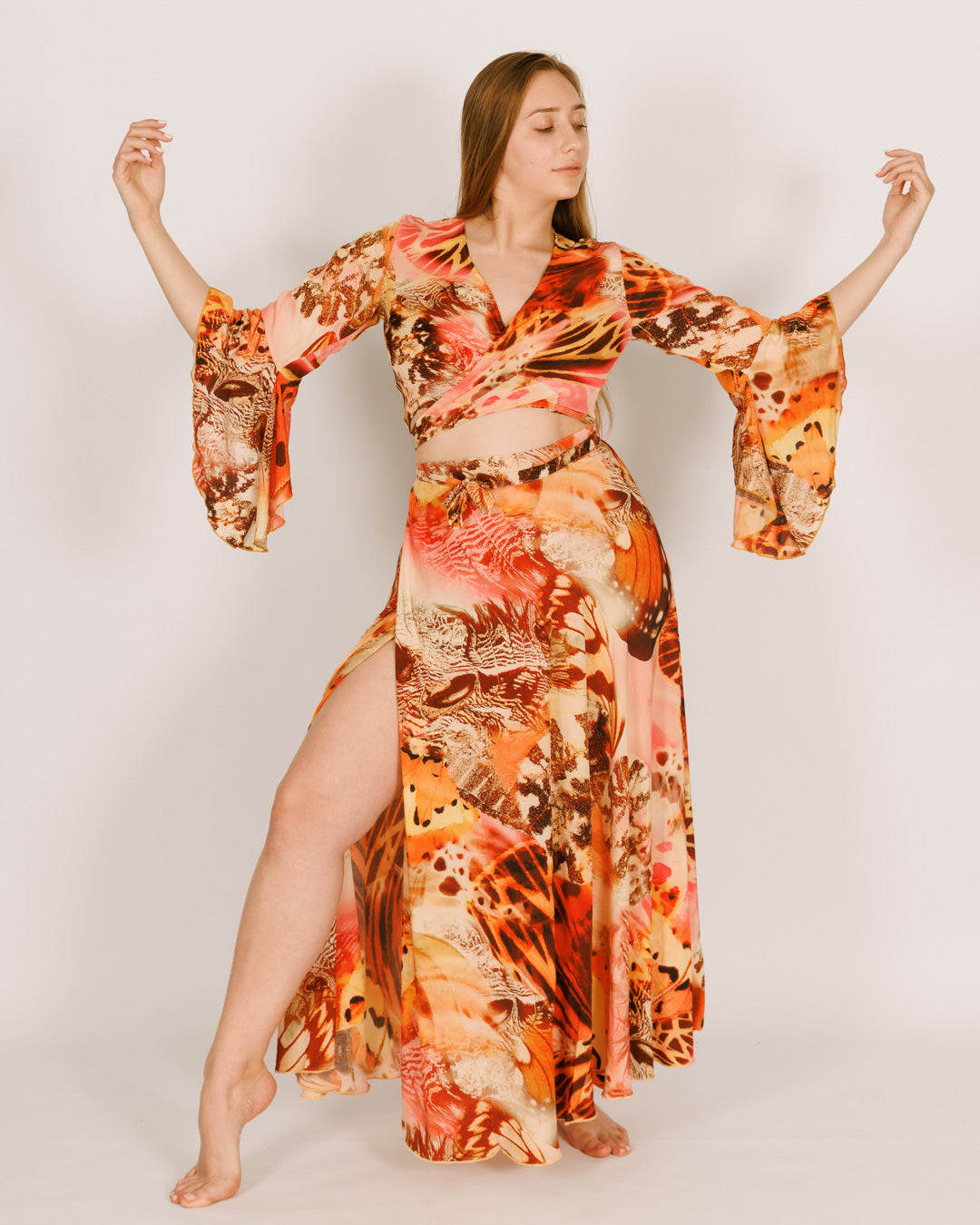 סט: חולצת בטן מעטפת + חצאית קשירה מקסי, משי פרפרים כתום