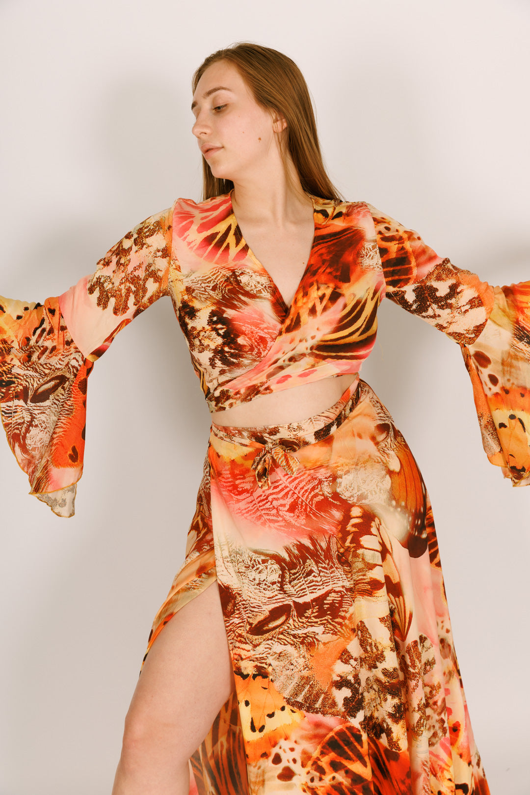 סט: חולצת בטן מעטפת + חצאית קשירה מקסי, משי פרפרים כתום