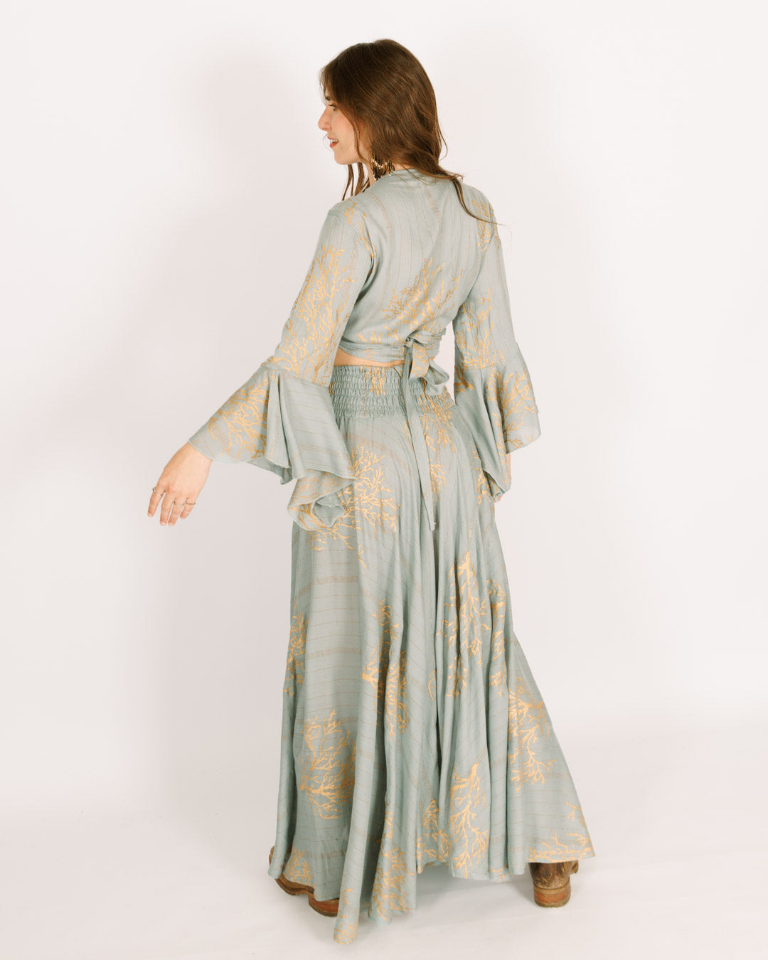 סט: חולצת בטן מעטפת +מכנס מטריה ארוך, תכלת אלמוג זהב