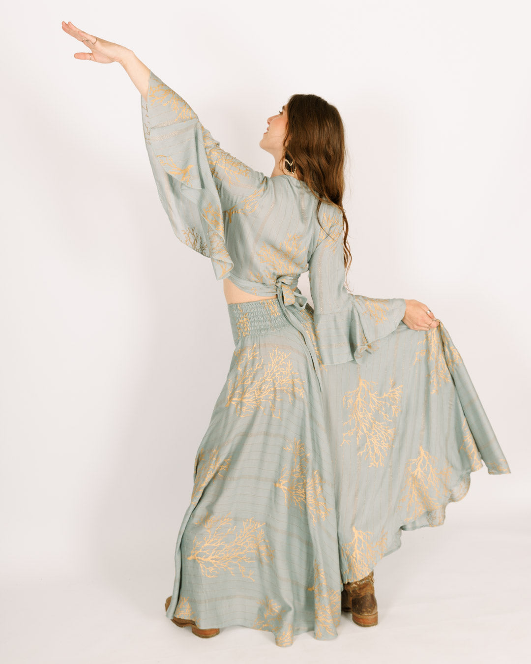 סט: חולצת בטן מעטפת +מכנס מטריה ארוך, תכלת אלמוג זהב