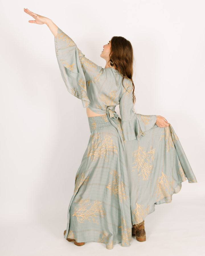 סט: חולצת בטן מעטפת +מכנס מטריה ארוך, תכלת אלמוג זהב