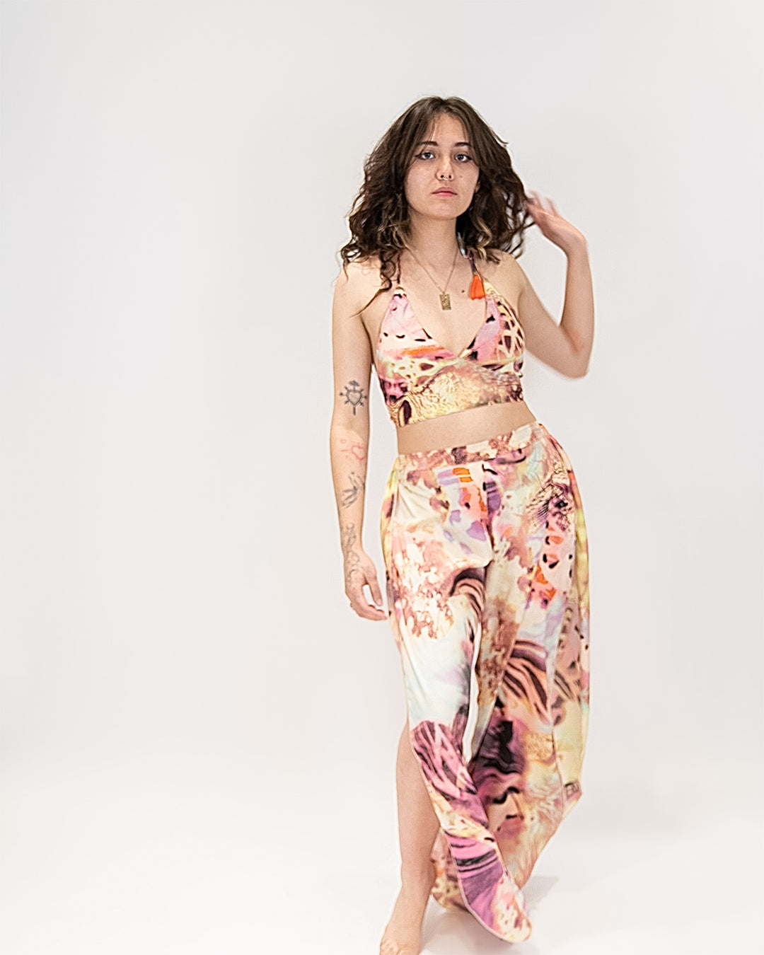 סט: טופ דו צדדי + מכנס שסעים צדדים, משי ורוד פרפרים