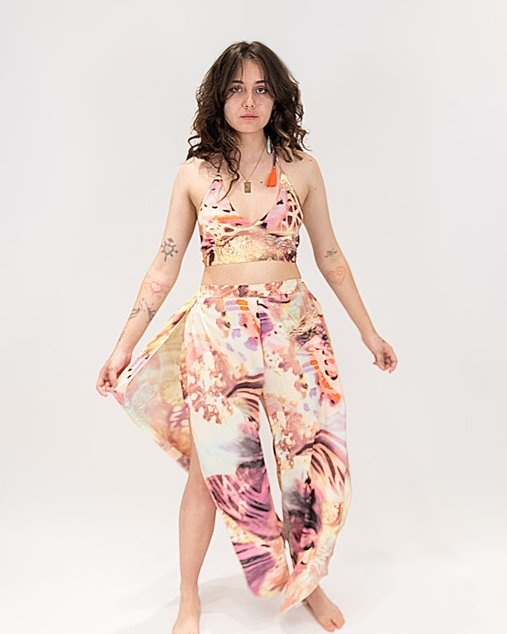 סט: טופ דו צדדי + מכנס שסעים צדדים, משי ורוד פרפרים