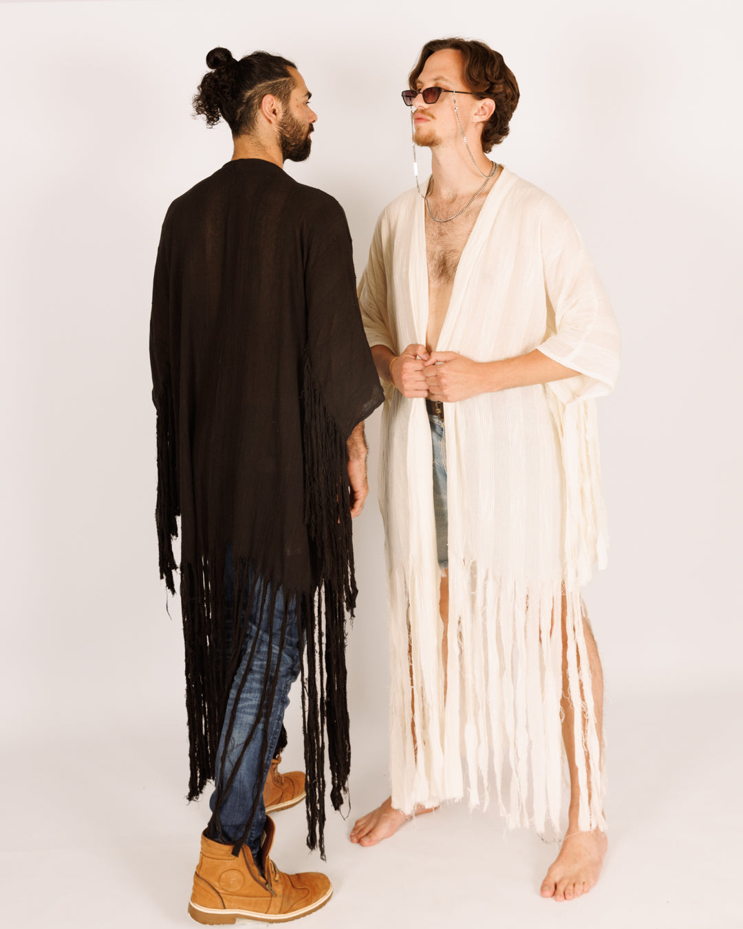 שני דוגמנים בקימונו כותנה שחור ולבן