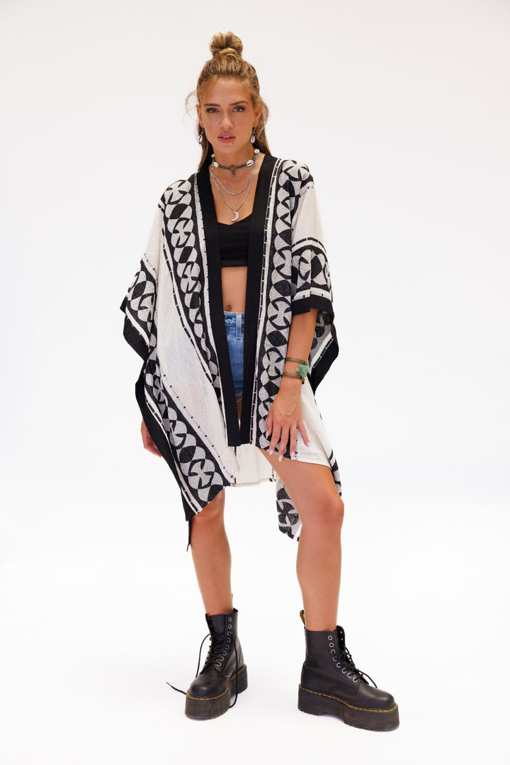 קימונו/ עליונית ראיון לבן-שחור לאישה