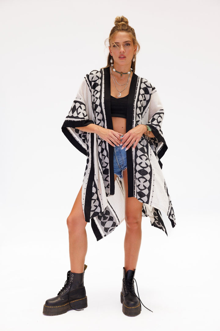 קימונו/ עליונית ראיון לבן-שחור לאישה