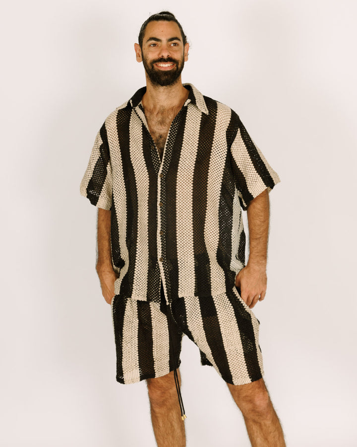 סט: מכופתרת קצרה + מכנס קצר, רשת פסים שחור-נטורל לגבר