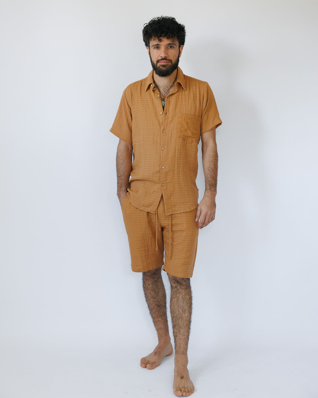 מכנס כותנה קצר, מעוטר משבצות עדינות קאמל לגבר