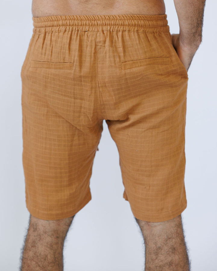 מכנס כותנה קצר, מעוטר משבצות עדינות קאמל לגבר