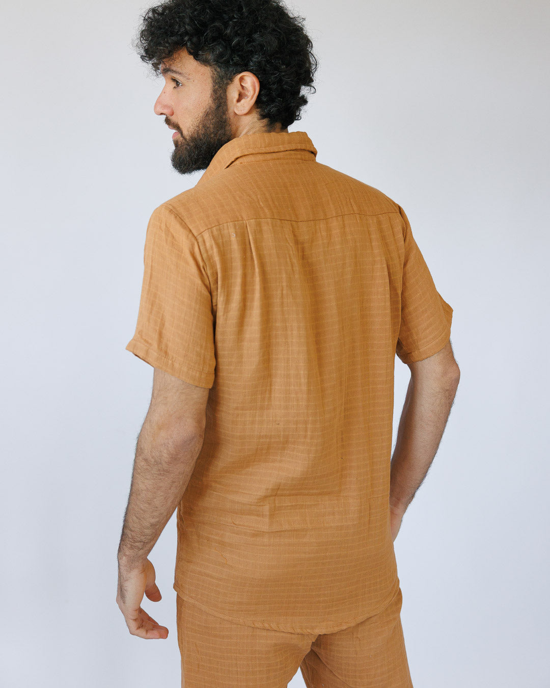 מכופתרת כותנה קצרה, מעוטרת משבצות עדינות קאמל, עם כיס, לגבר