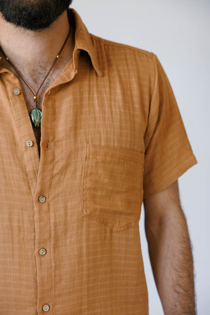 מכופתרת כותנה קצרה, מעוטרת משבצות עדינות קאמל, עם כיס, לגבר