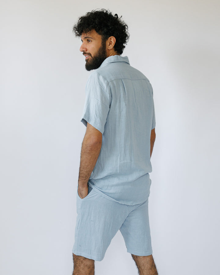 סט: מכופתרת קצרה עם כיס + מכנס כותנה קצר, מעוטרת משבצות עדינות, אפור-תכלת לגבר