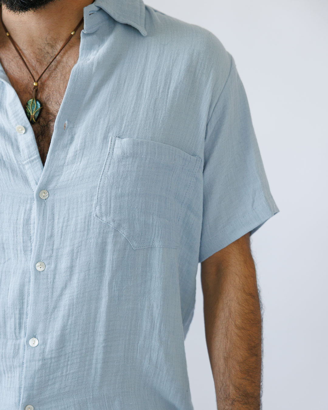 סט: מכופתרת קצרה עם כיס + מכנס כותנה קצר, מעוטרת משבצות עדינות, אפור-תכלת לגבר