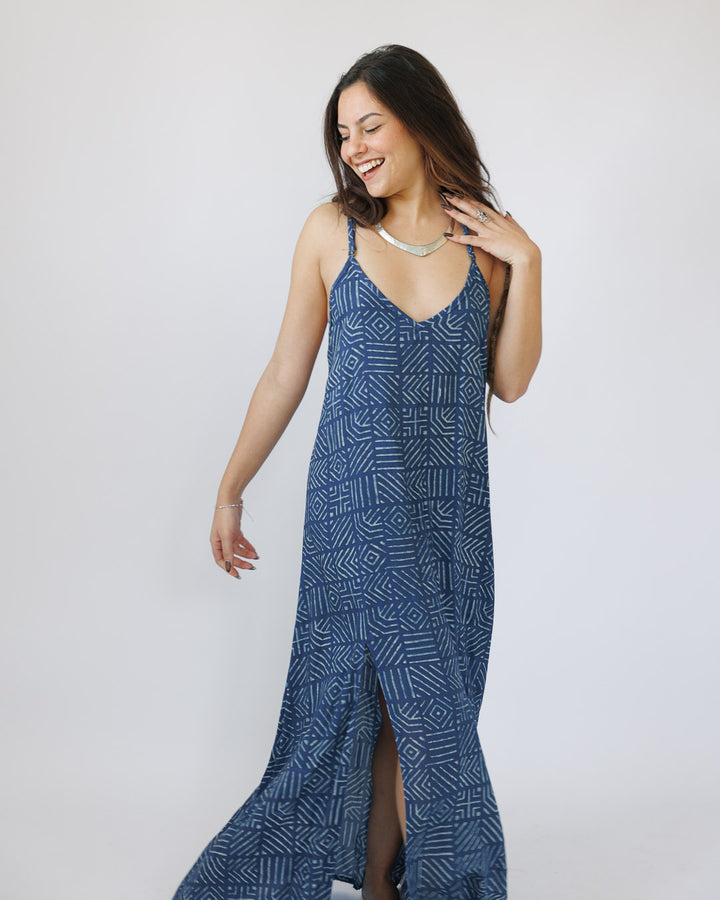 שמלה מקסי ויסקוז כחולה, שסעים, בהדפס שבטי לבן