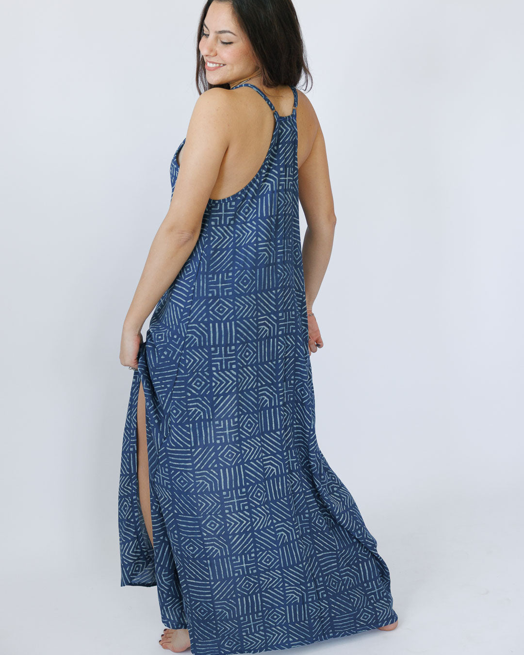 שמלה מקסי ויסקוז כחולה, שסעים, בהדפס שבטי לבן