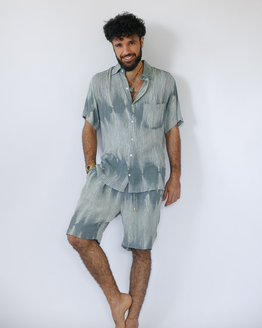 מכופתרת קרפ קצרה אפורה בצביעה משופשפת, עם כיס, לגבר