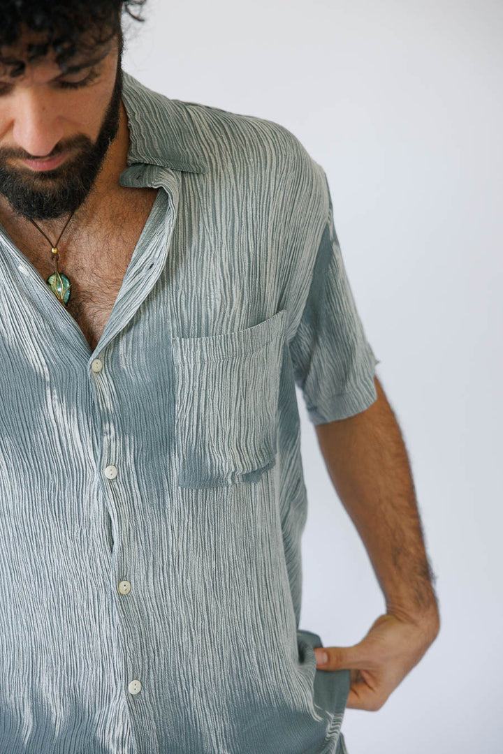 מכופתרת קרפ קצרה אפורה בצביעה משופשפת, עם כיס, לגבר