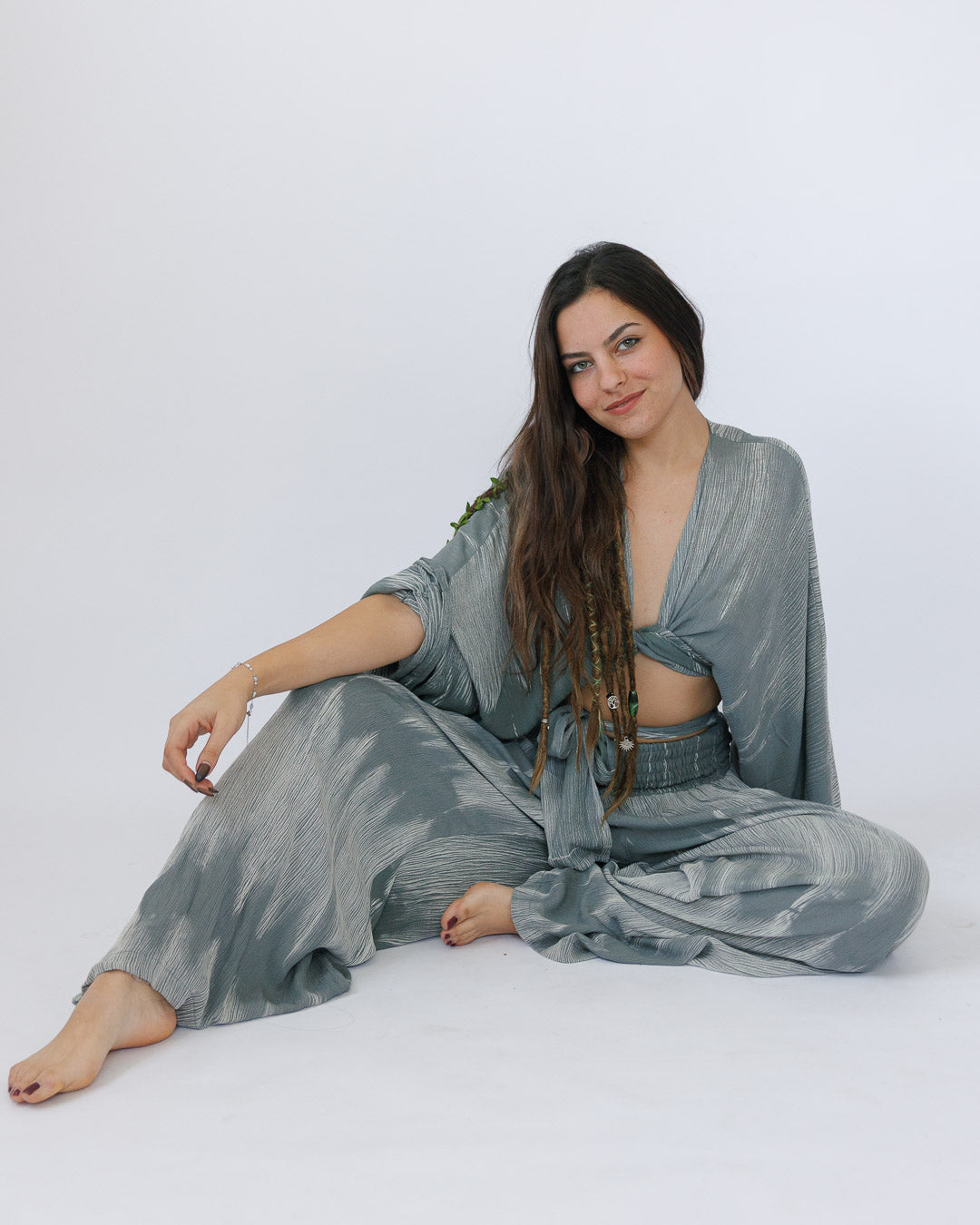 סט קרפ בצביעה משופשפת: חולצת מעטפת ומכנס רחב עם גומי אפור