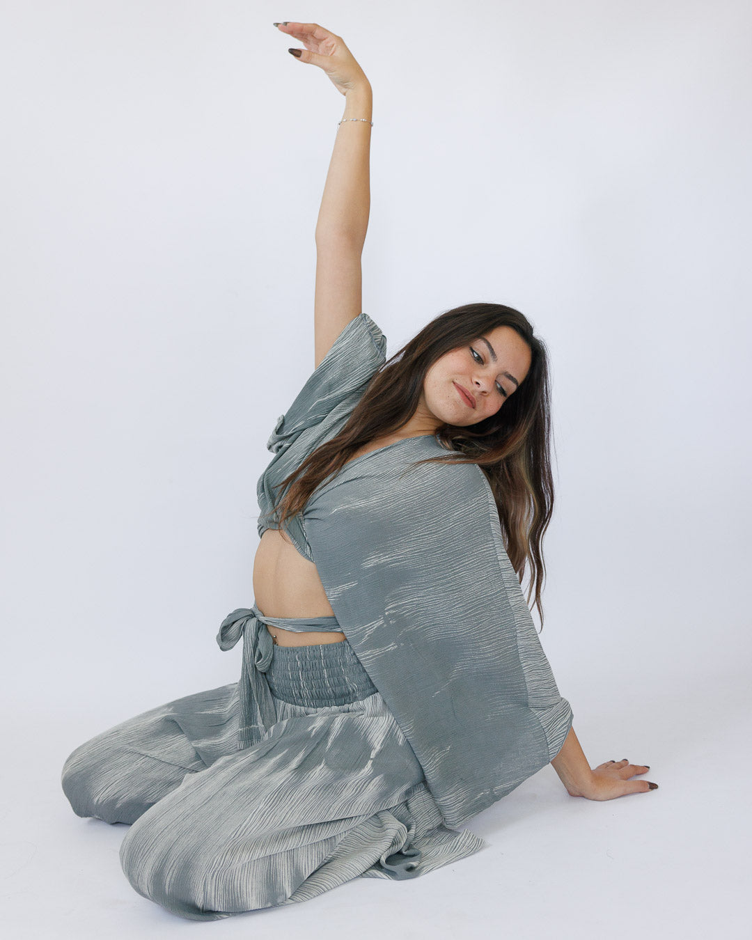 סט קרפ בצביעה משופשפת: חולצת מעטפת ומכנס רחב עם גומי אפור