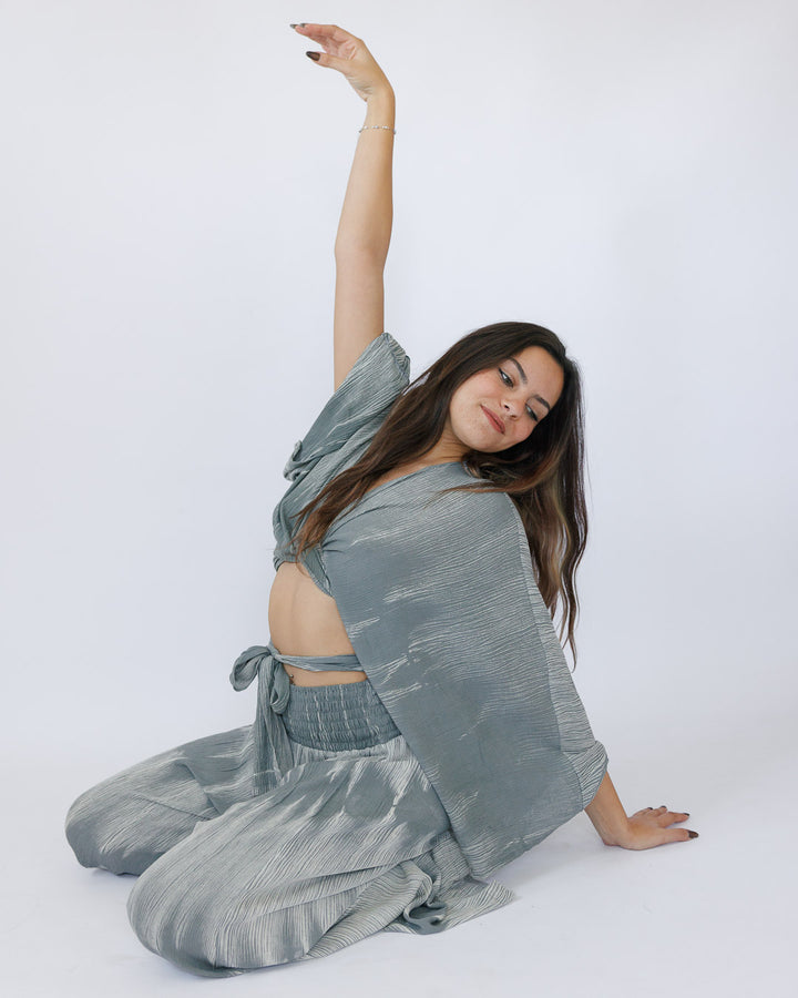 סט קרפ בצביעה משופשפת: חולצת מעטפת ומכנס רחב עם גומי אפור