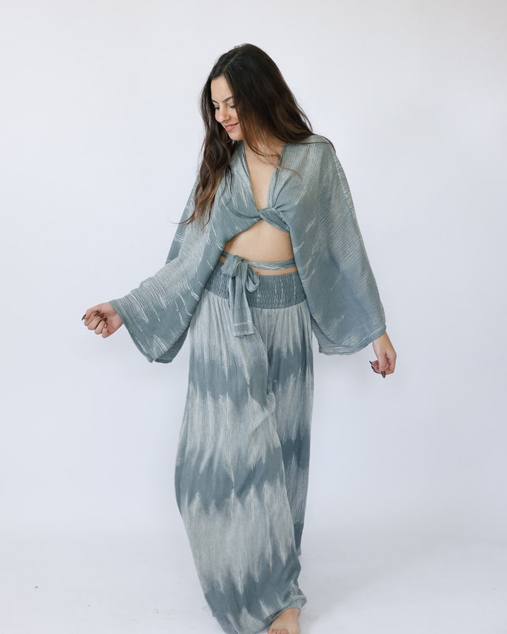 סט קרפ בצביעה משופשפת: חולצת מעטפת ומכנס רחב עם גומי אפור