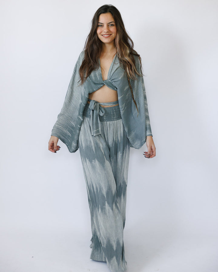 סט קרפ בצביעה משופשפת: חולצת מעטפת ומכנס רחב עם גומי אפור