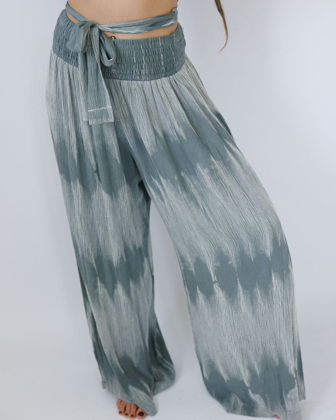 סט קרפ בצביעה משופשפת: חולצת מעטפת ומכנס רחב עם גומי אפור