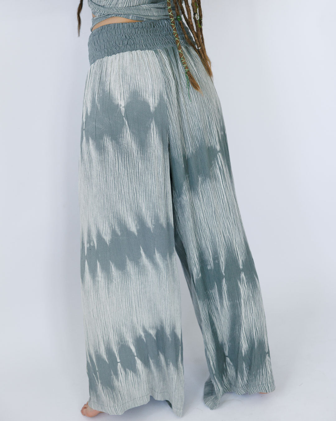 סט קרפ בצביעה משופשפת: חולצת מעטפת ומכנס רחב עם גומי אפור