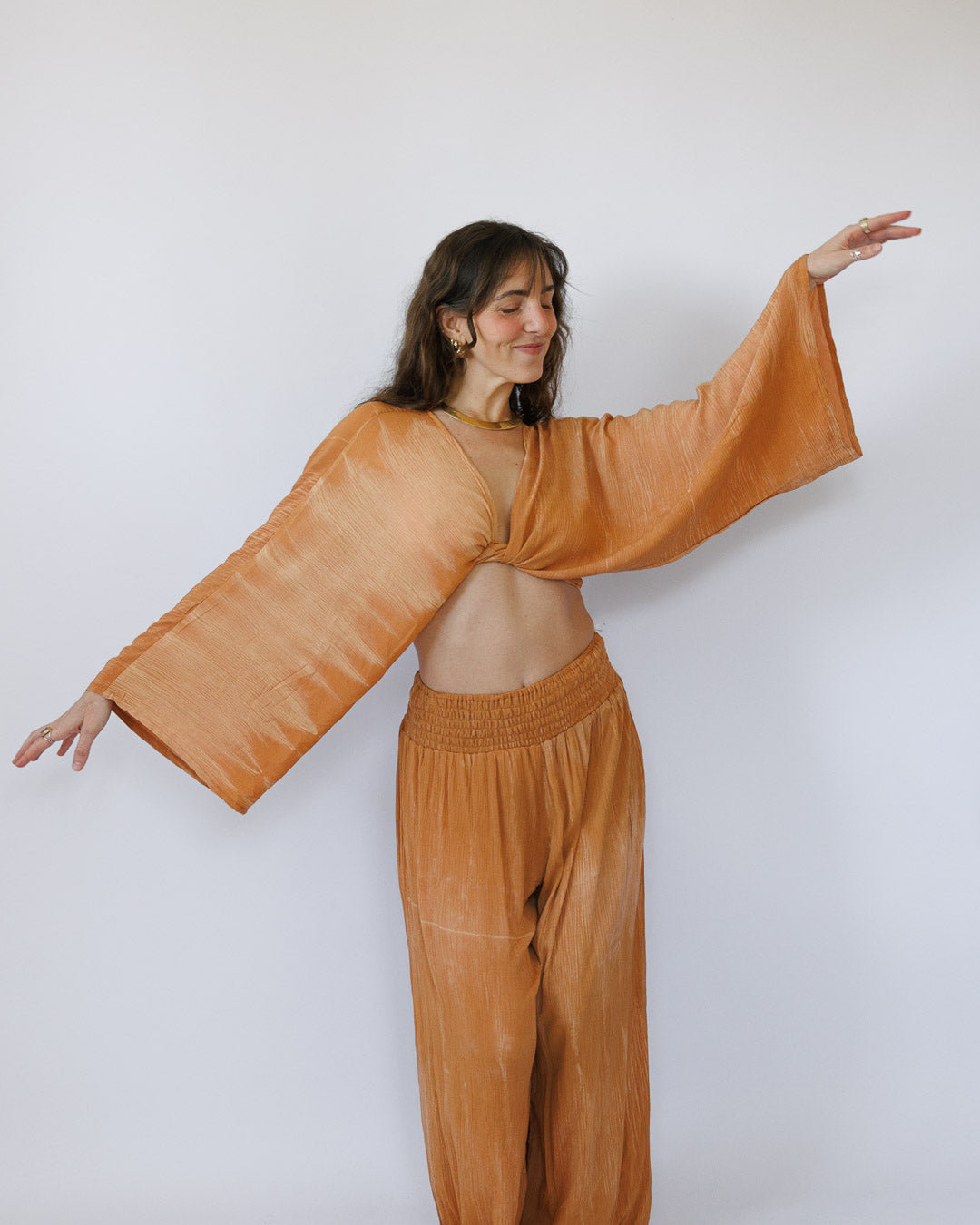 סט קרפ בצביעה משופשפת: חולצת מעטפת ומכנס רחב עם גומי קאמל